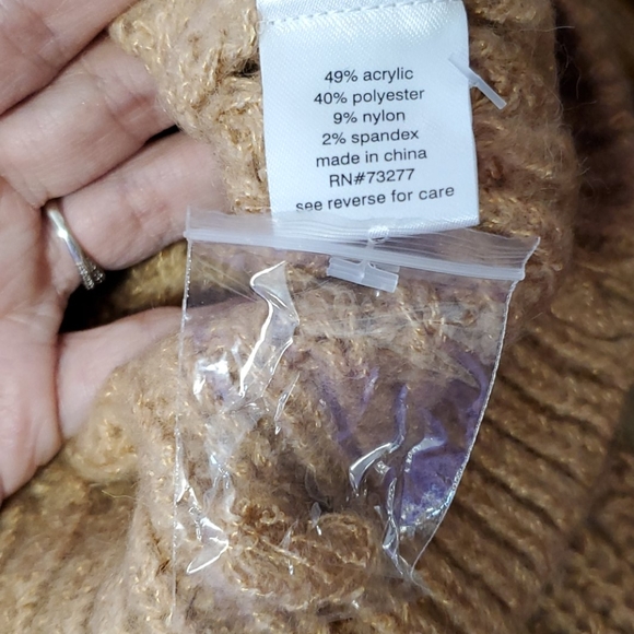 NWT! Elizabeth and James comfy soft knit sweater - Picture 10 of 10